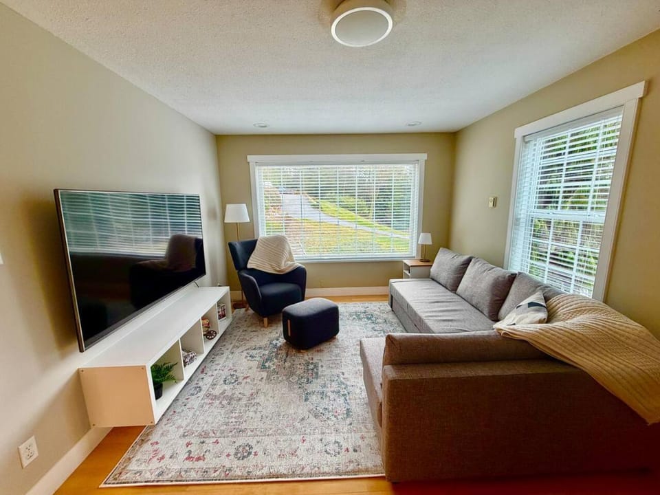 Communal lounge/ TV room, TV and multimedia, Living room, Seating area, Evening entertainment