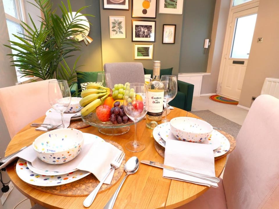 Brighton Central Gem, Sleeps 4, 6 Min Walk to Beach and Station Apartment in Brighton