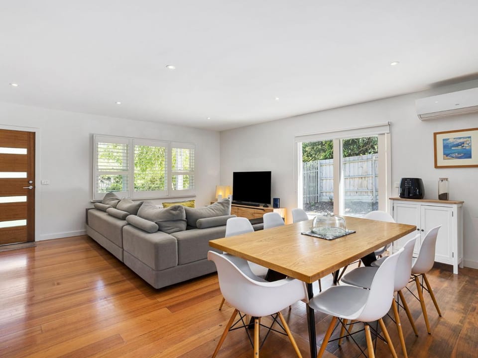 Pool, Spa and Play in Rye House in Melbourne