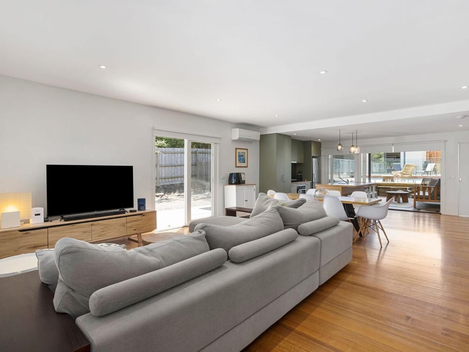 Pool, Spa and Play in Rye House in Melbourne