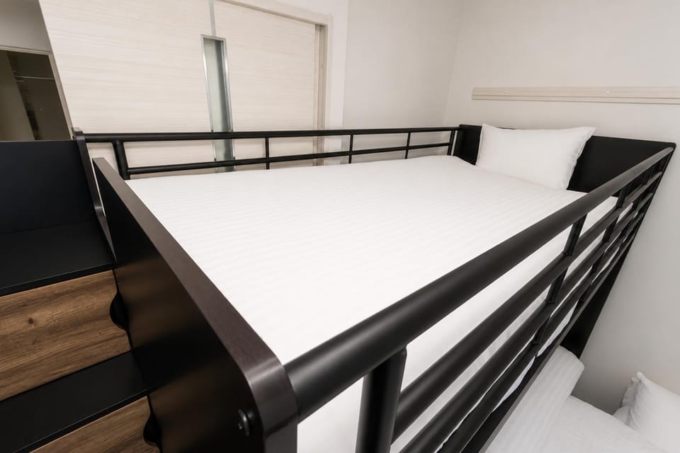 Bedroom, bunk bed