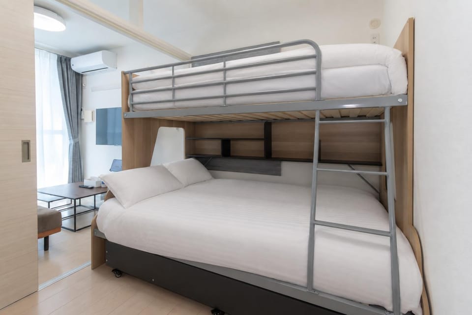Bedroom, bunk bed