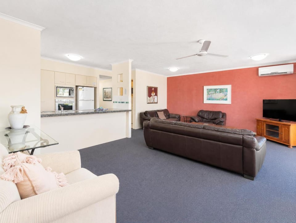 Communal lounge/ TV room, Living room, Seating area, air conditioner