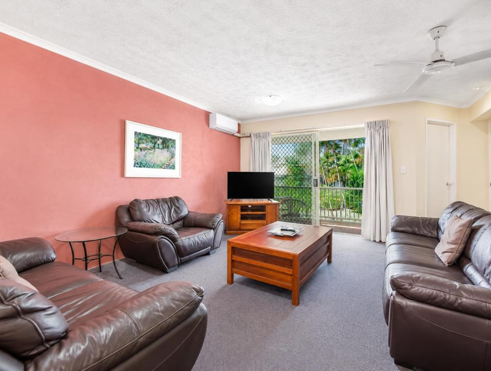Communal lounge/ TV room, Living room, Seating area