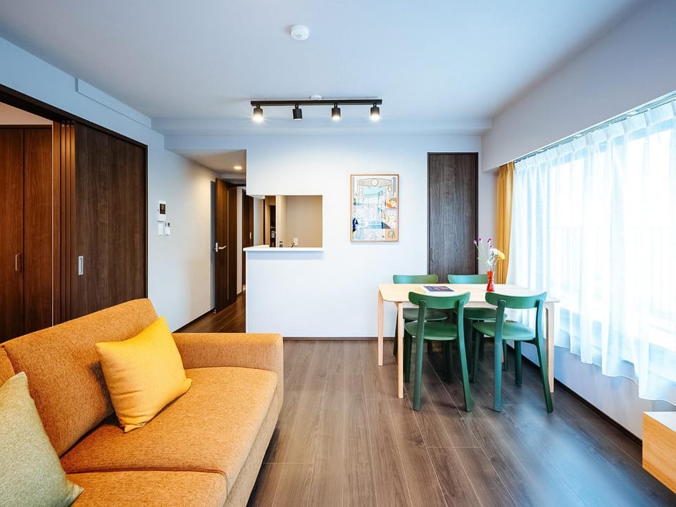 Kitchen or kitchenette, Living room, Seating area, Dining area