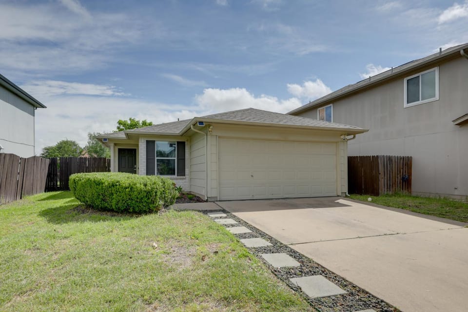 Private Yard & Deck! Group-Friendly Haven in Manor House in Rio Grande