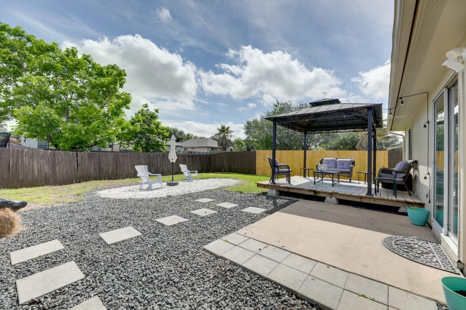 Private Yard & Deck! Group-Friendly Haven in Manor House in Rio Grande