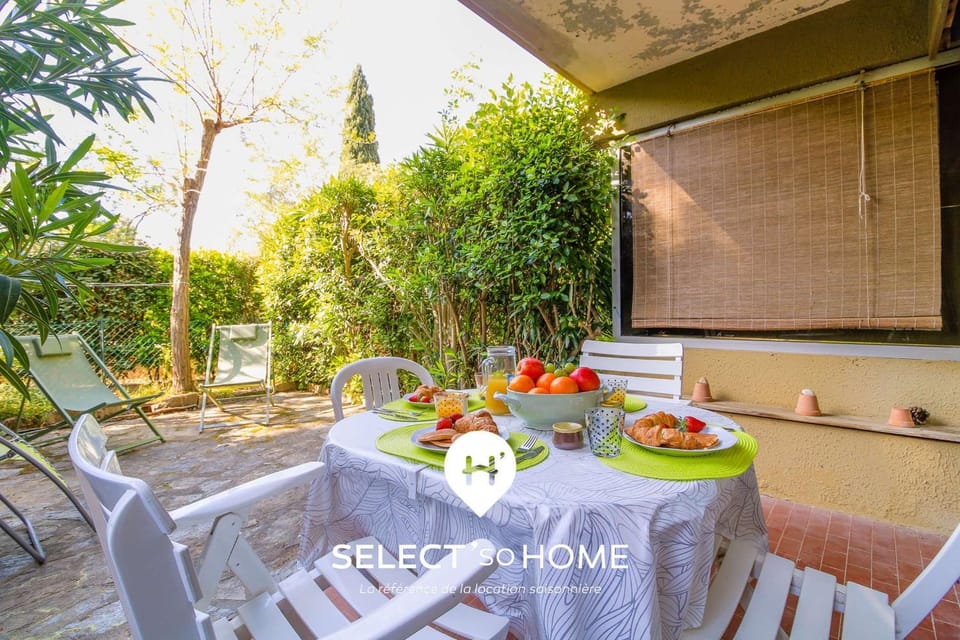 Property building, Patio, Spring, Day, Garden, Dining area, Garden view