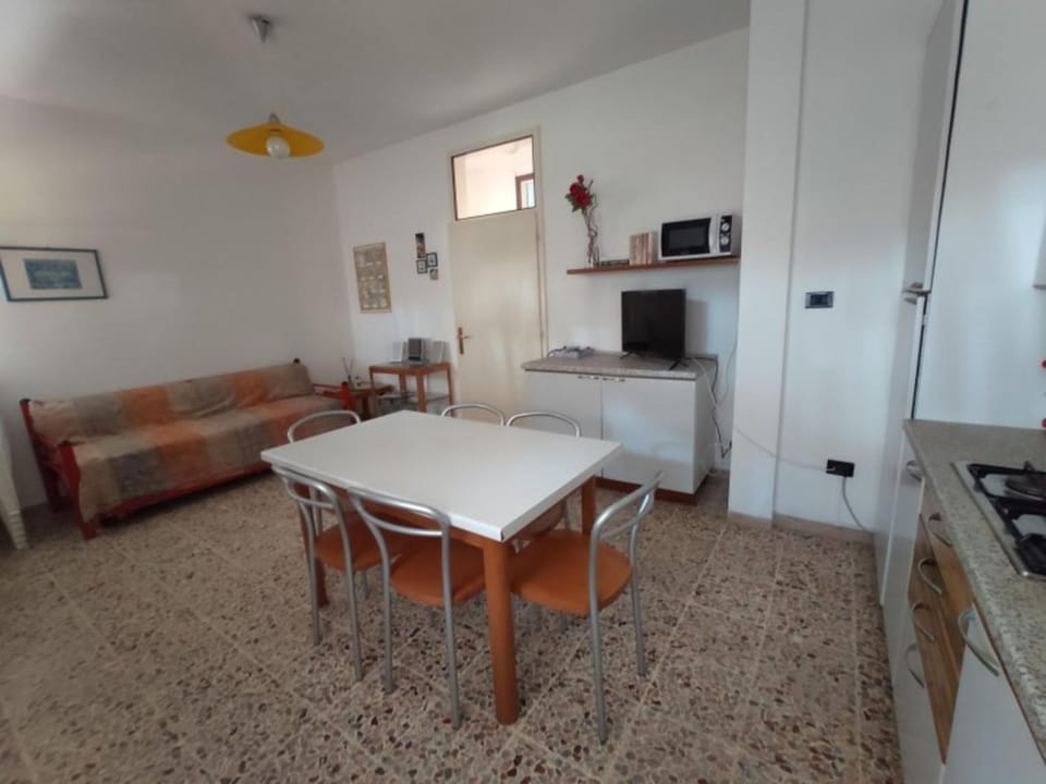 Restaurant/places to eat, Communal lounge/ TV room, TV and multimedia, Living room, Seating area