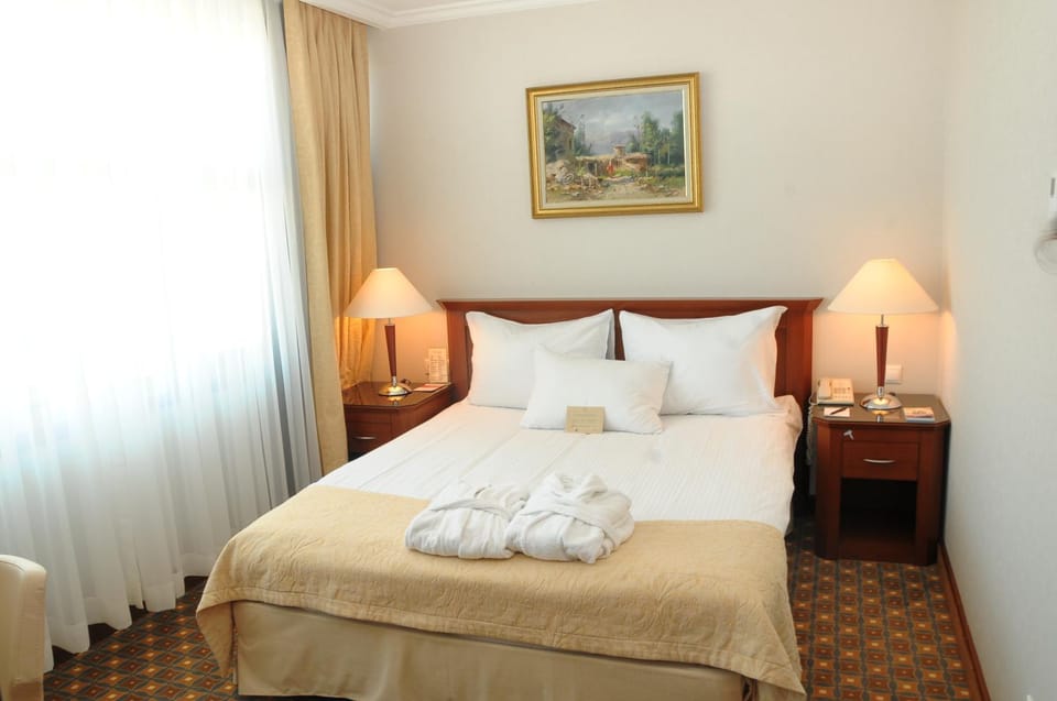 Bed, towels