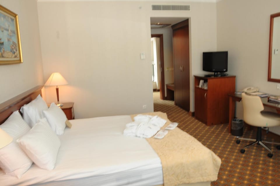 TV and multimedia, Photo of the whole room, Bedroom, hair dresser, towels
