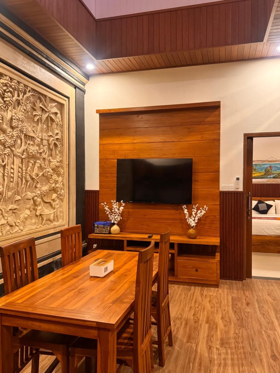 TV and multimedia, Living room, Seating area, Dining area