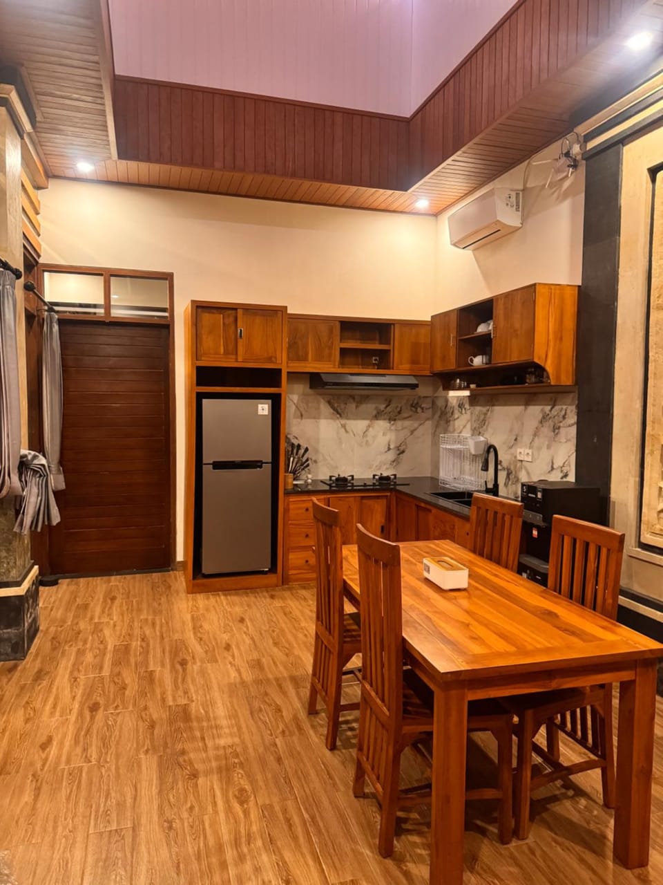 Living room, Dining area