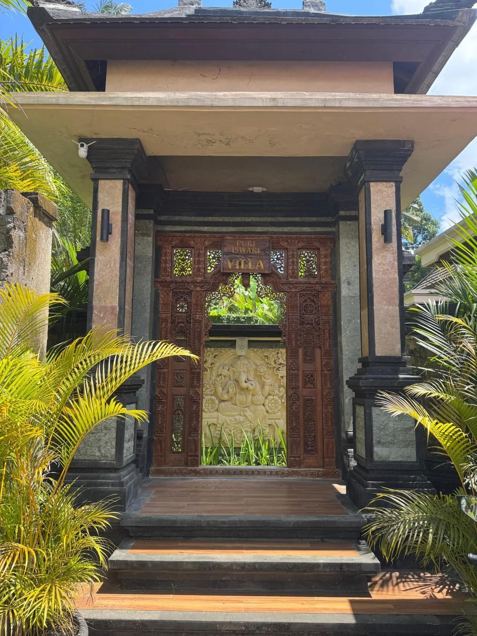 Facade/entrance