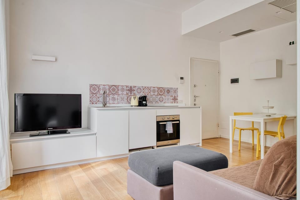 TV and multimedia, Kitchen or kitchenette, Living room, Seating area, Dining area, stove
