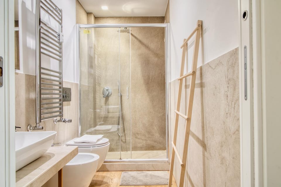 Shower, Toilet, Bathroom, towels