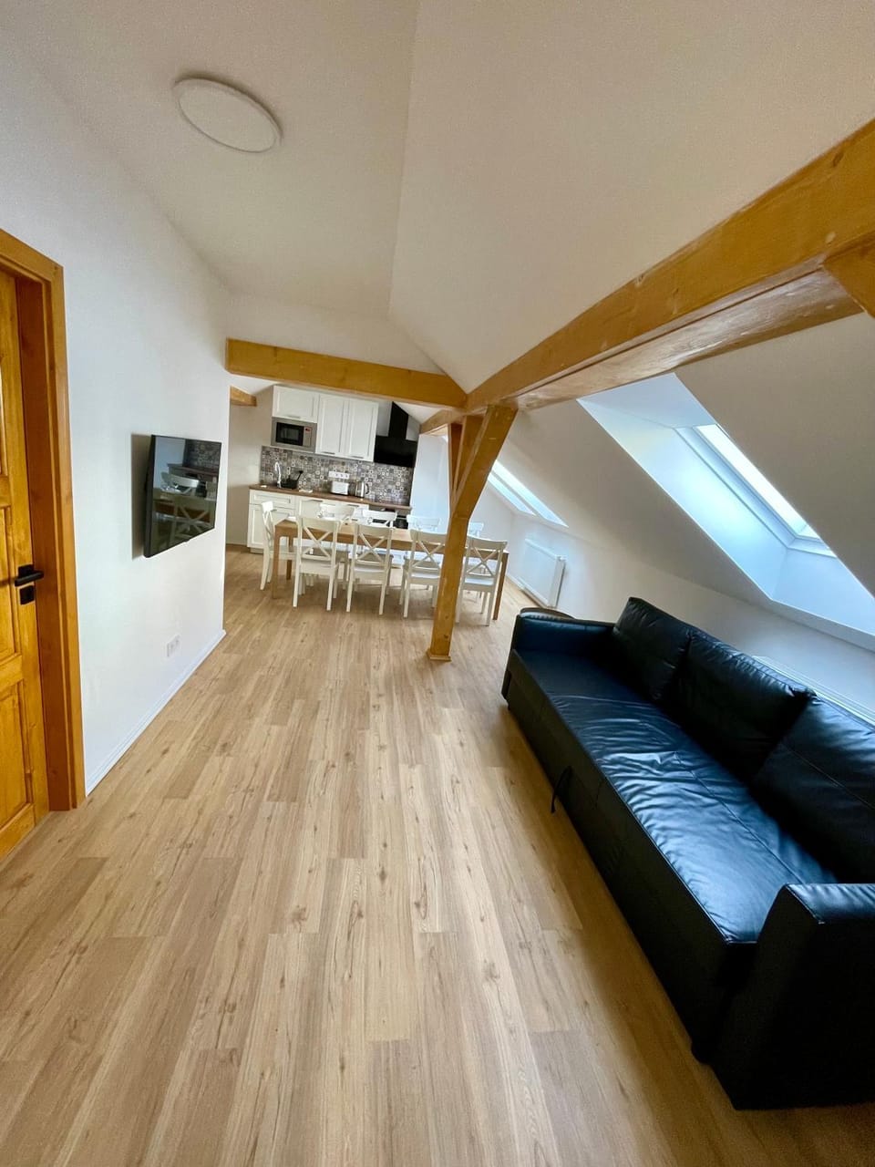 TV and multimedia, Kitchen or kitchenette, Living room, Seating area, Dining area