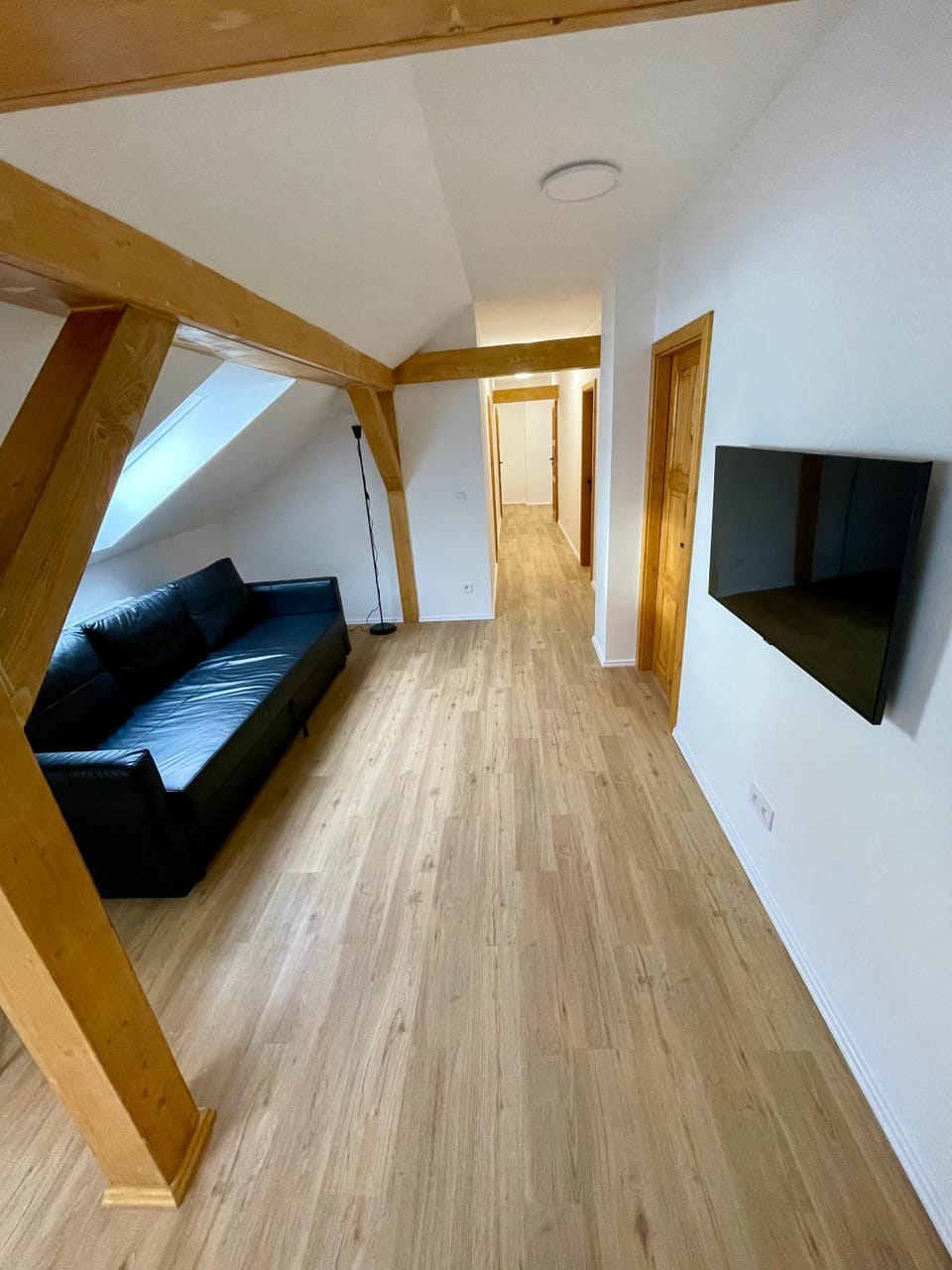 Communal lounge/ TV room, Bed, TV and multimedia, Living room, Photo of the whole room, Seating area, Evening entertainment, Bedroom