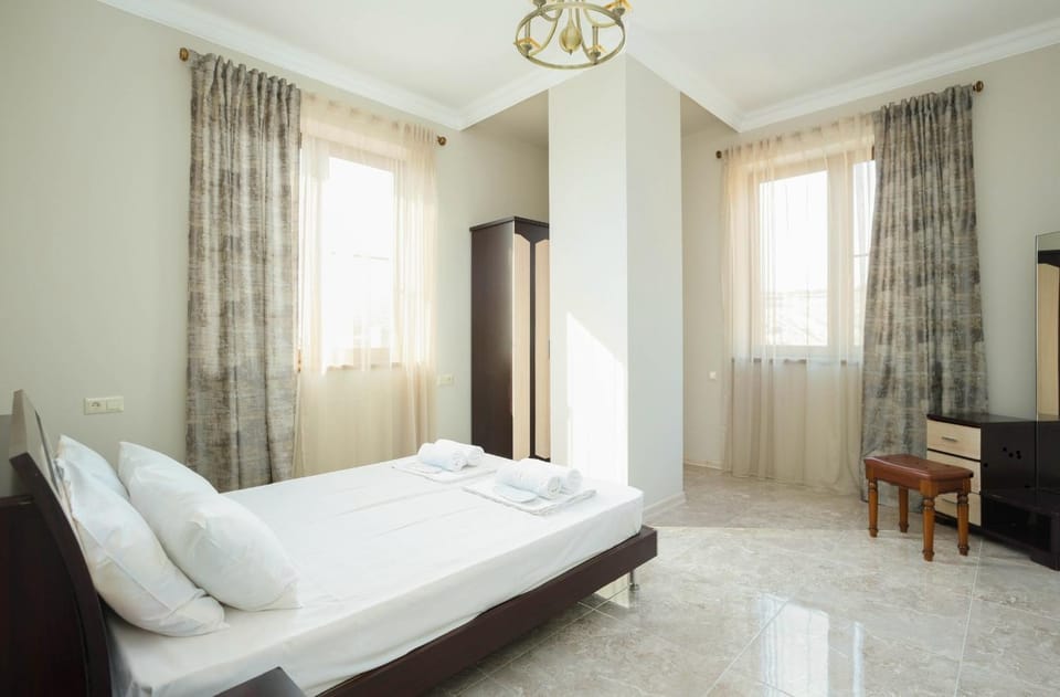 Bed, Bedroom, towels