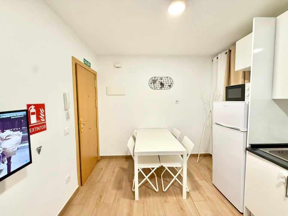 Metro Avenida de America 5 AMCH Hospedaje Apartment in Madrid
