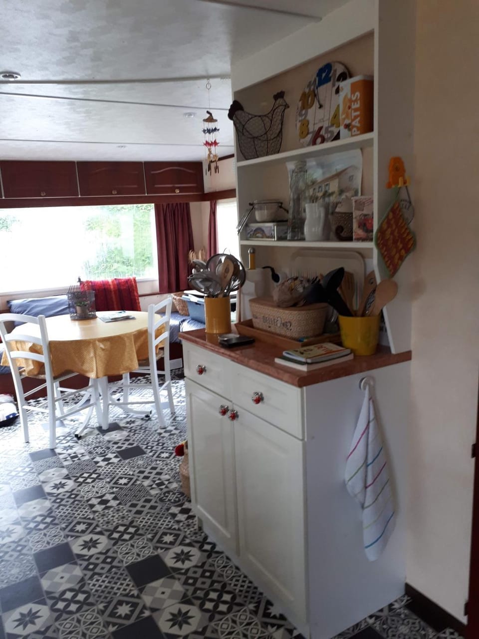 Property building, Kitchen or kitchenette, Living room