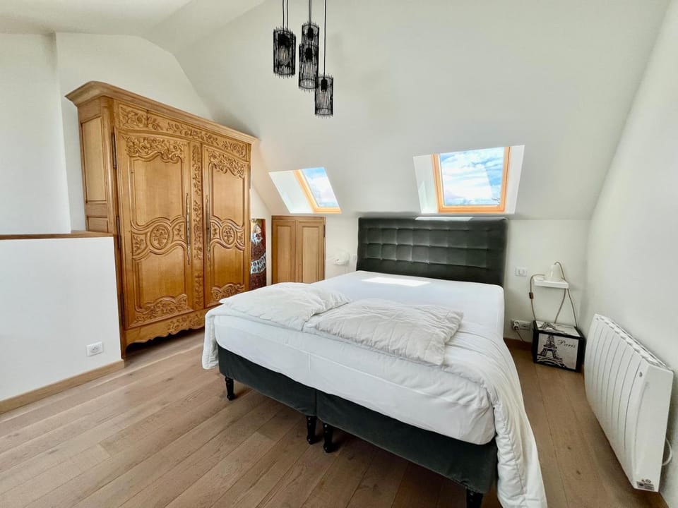 Photo of the whole room, Bedroom