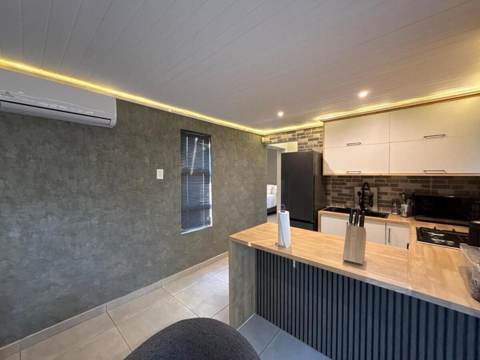 Modern Enclosed 1-Bedroom Guesthouse in Meyerspark Apartment in Pretoria