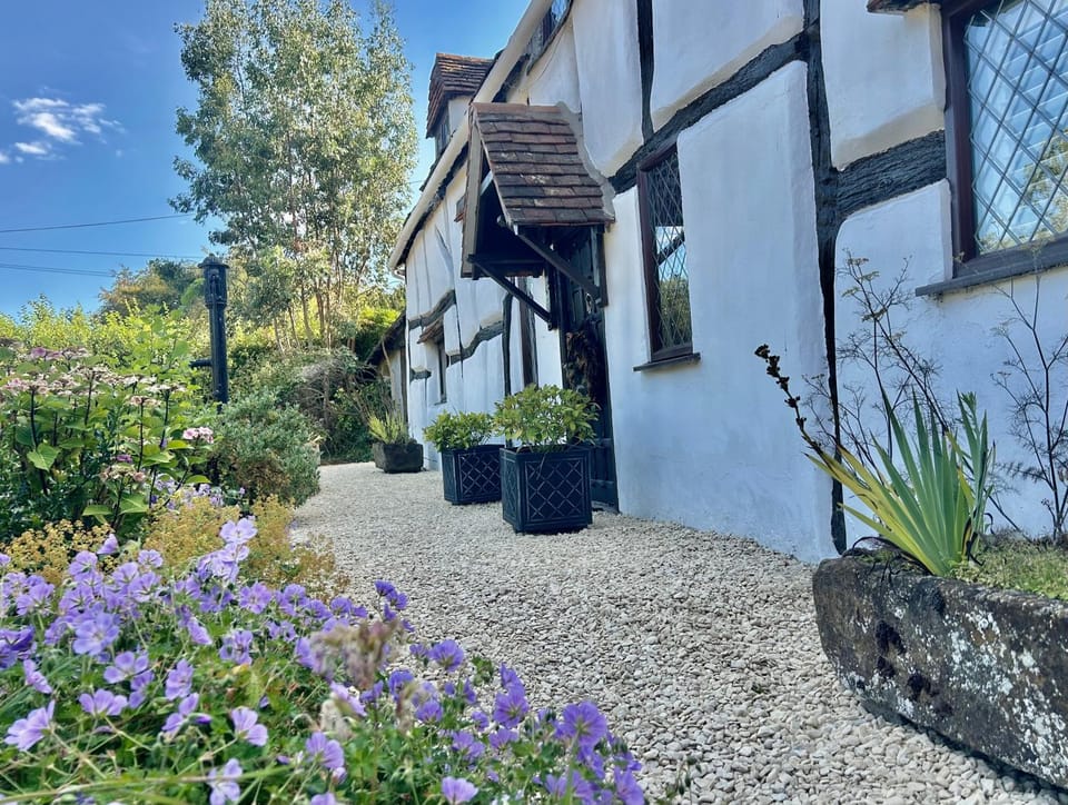 Luxury 16th Century 4-Beds Tudor Cottage House in Wychavon District