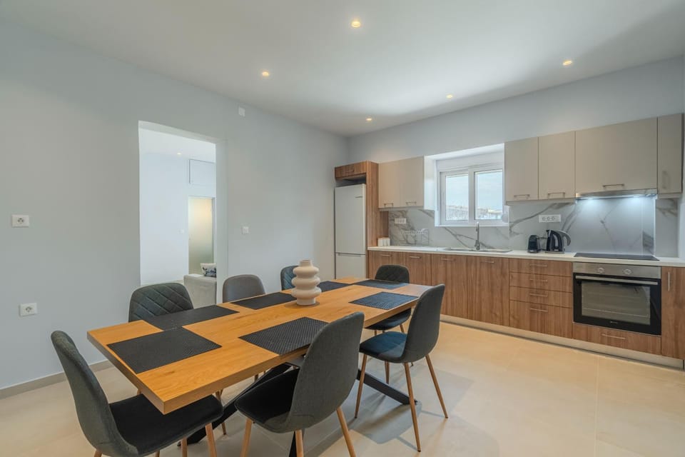 Kitchen or kitchenette, Dining area, stove