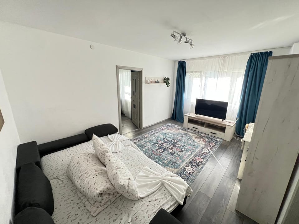 Bed, TV and multimedia, Living room, Photo of the whole room, Seating area, towels