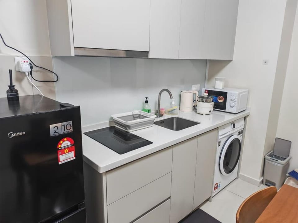 Kitchen or kitchenette, minibar, washing machine