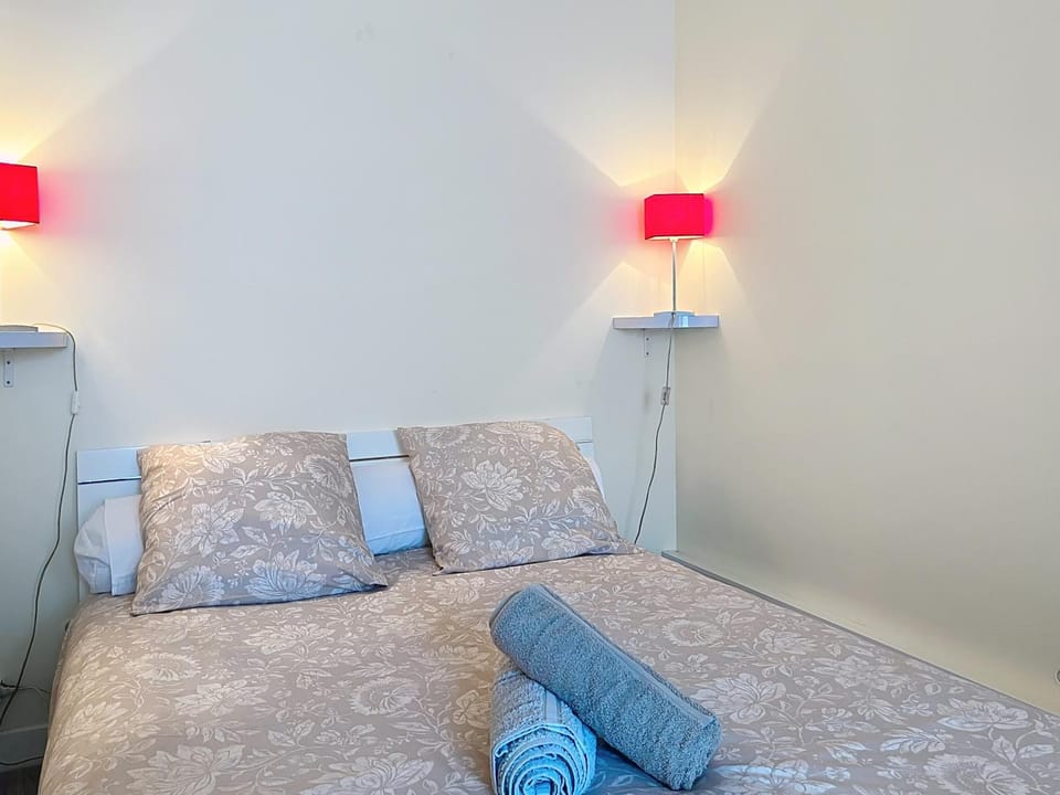 Bed, Photo of the whole room, Bedroom, towels