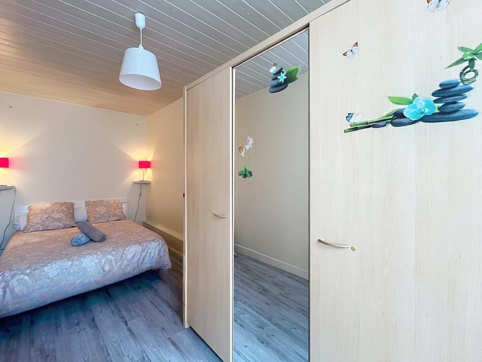 Bed, Photo of the whole room, Bedroom, wardrobe