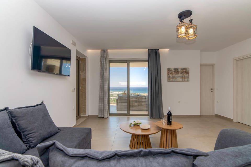 Communal lounge/ TV room, Natural landscape, TV and multimedia, Living room, Seating area, Evening entertainment, Sea view