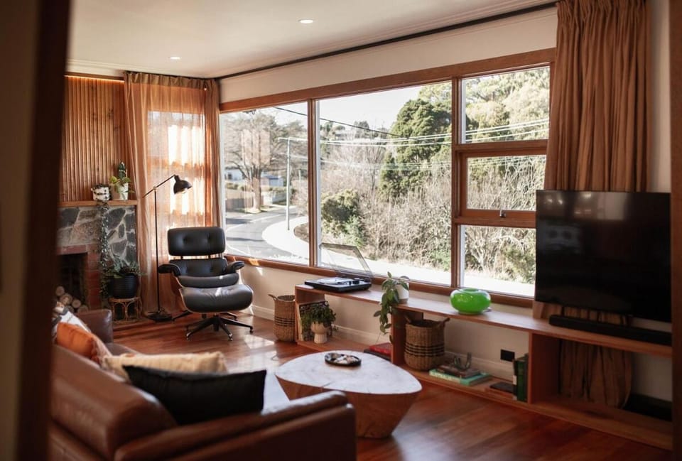 Patricks Bay - Luxe Water view - Outdoor Bath - 5 Min from Spirit of Tasmania - 90 Min to Cradle Mountain House in Devonport