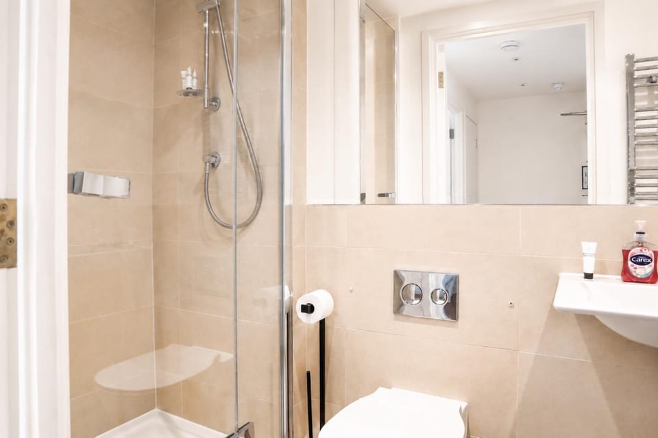 Shower, Toilet, Bathroom, towels