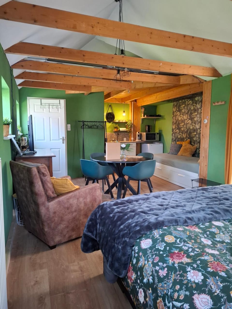 Photo of the whole room