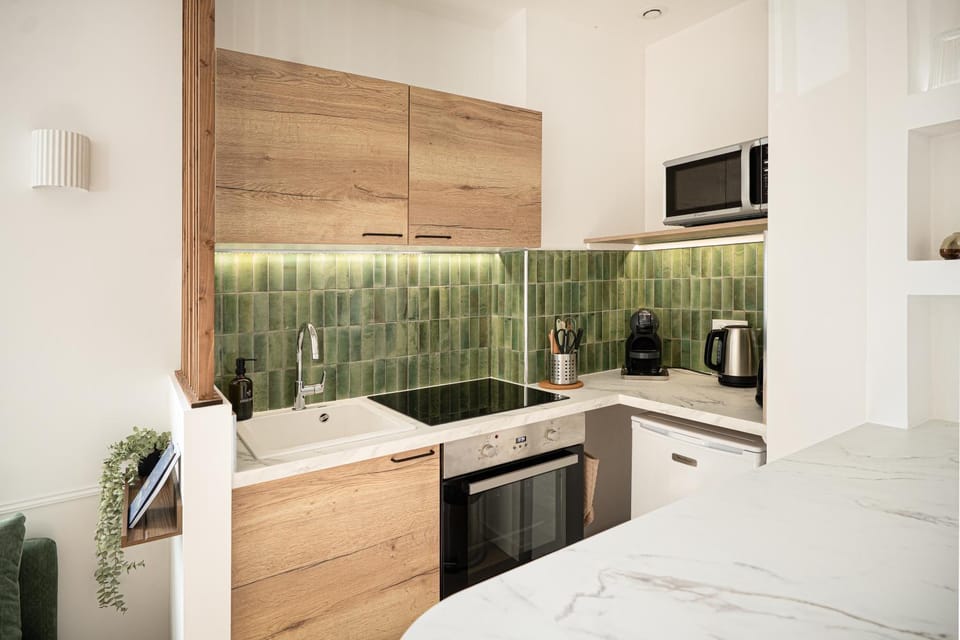 Coffee/tea facilities, Kitchen or kitchenette, oven, stove, toaster