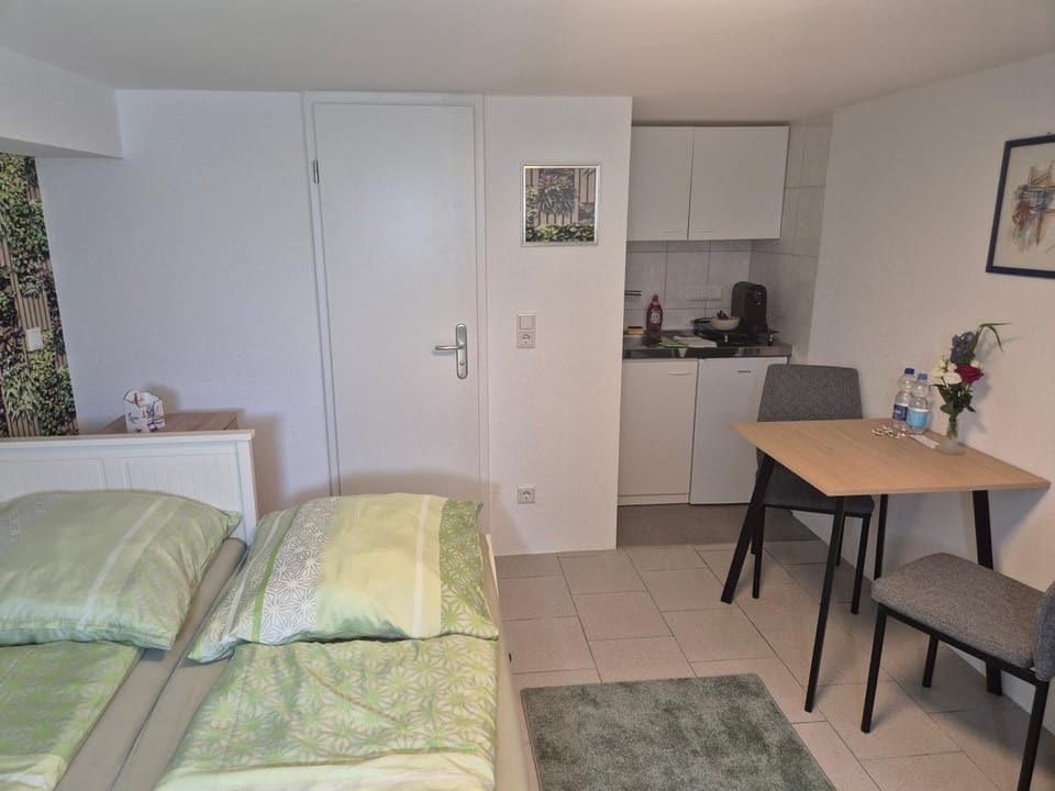 Kitchen or kitchenette, Dining area, Bedroom