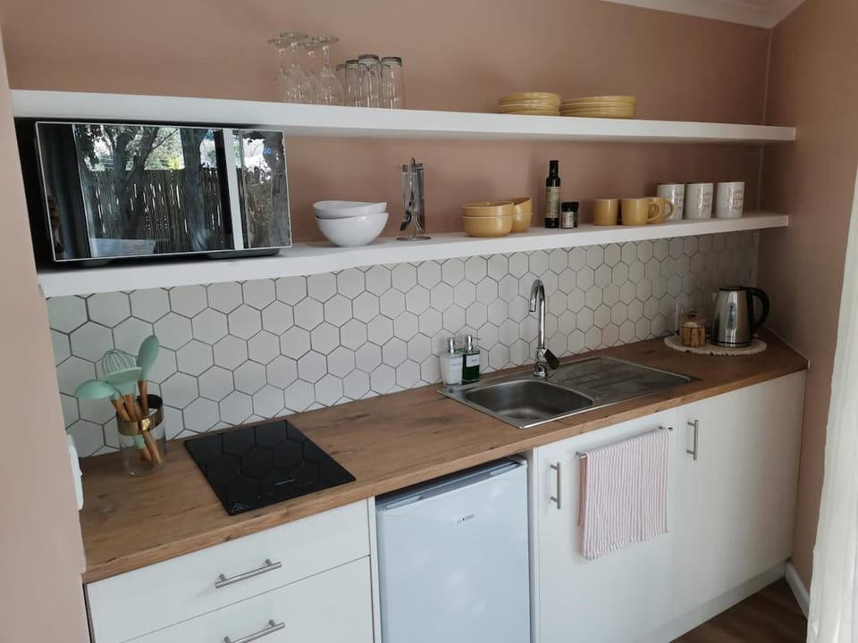 Coffee/tea facilities, Kitchen or kitchenette, microwave