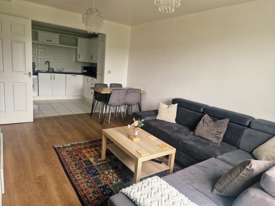 2 BedRoom Flat Near Heathrow & Windsor Free Parking Apartment in Slough