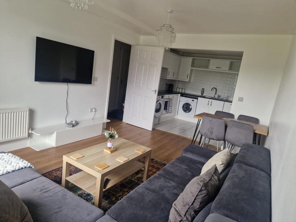 2 BedRoom Flat Near Heathrow & Windsor Free Parking Apartment in Slough