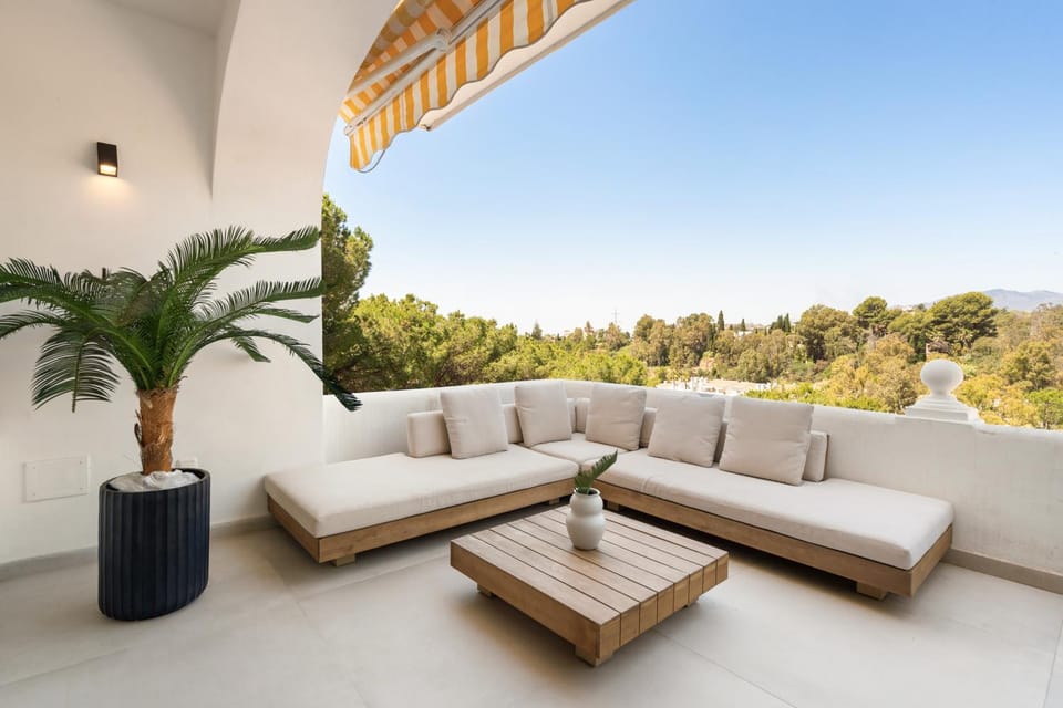 La Quinta Retreat Terrace, Pool & Mountain Views Apartment in Marbella