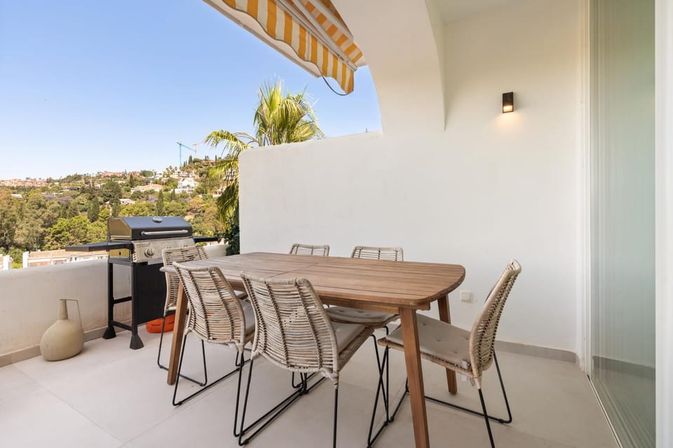 La Quinta Retreat Terrace, Pool & Mountain Views Apartment in Marbella
