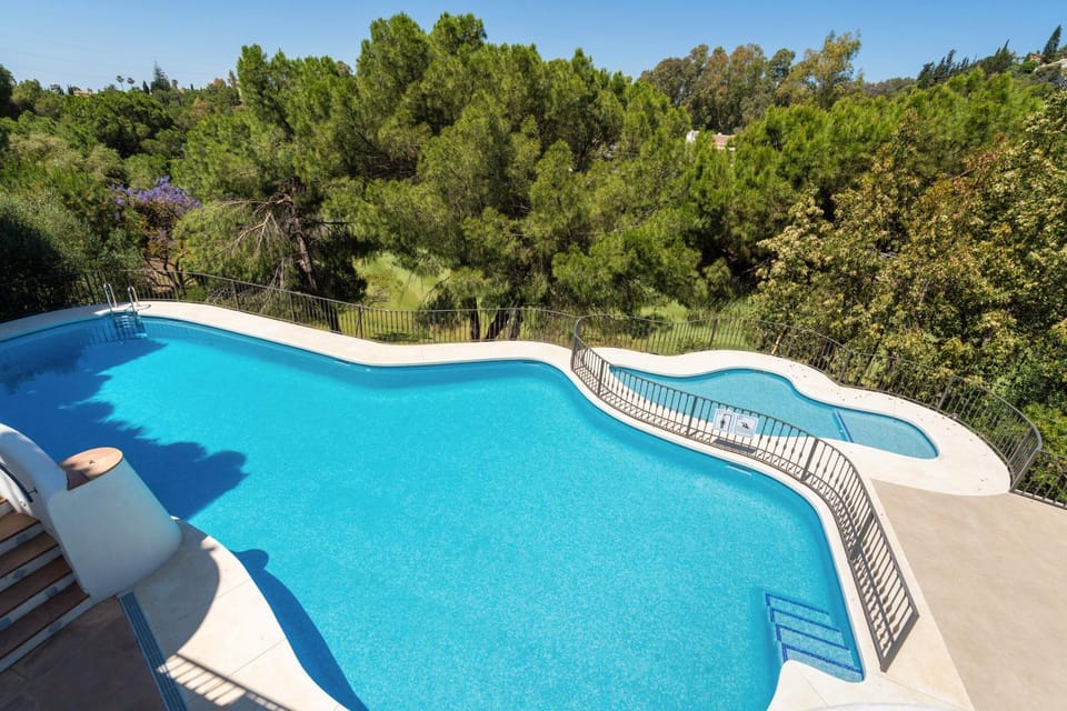La Quinta Retreat Terrace, Pool & Mountain Views Apartment in Marbella