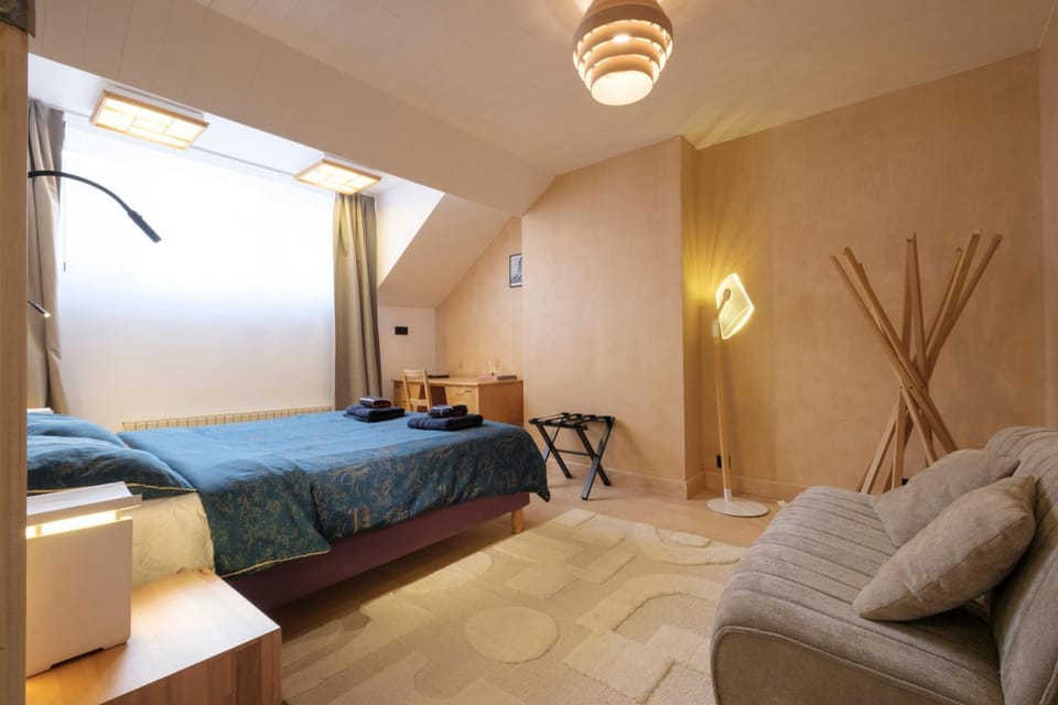 Bed, Seating area, Bedroom