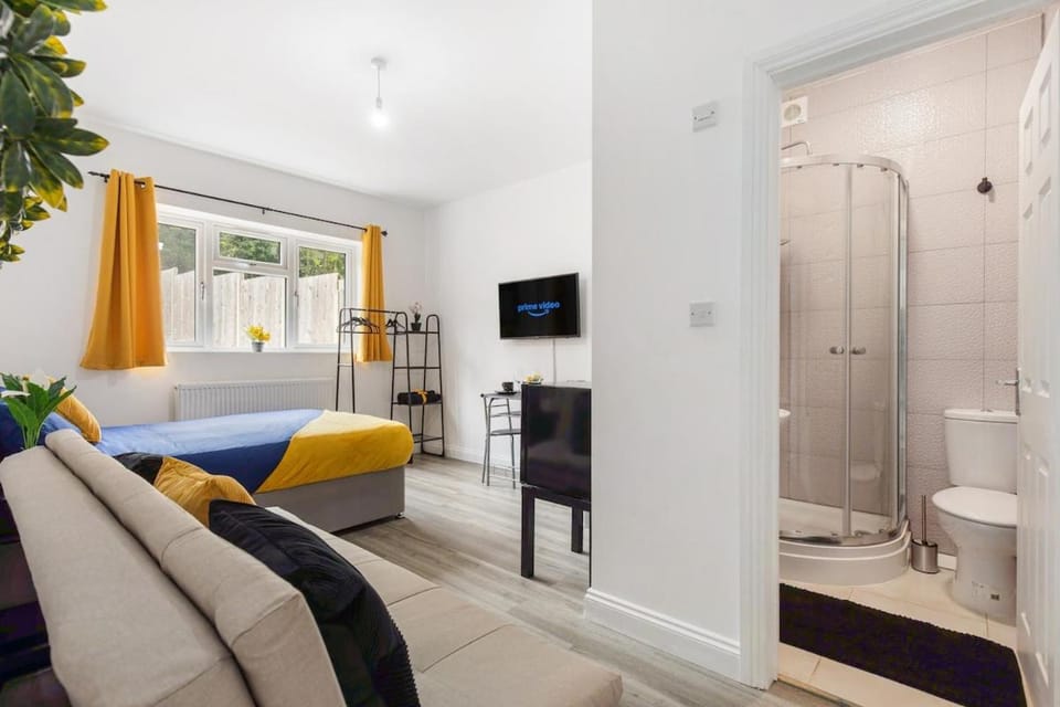 F1 Modern Studio Flat - Prime TV - Parking - WiFi Apartment in Luton