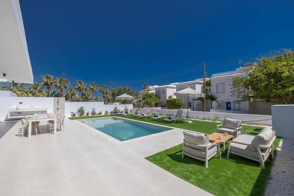 Garden, Seating area, Swimming pool, sunbed