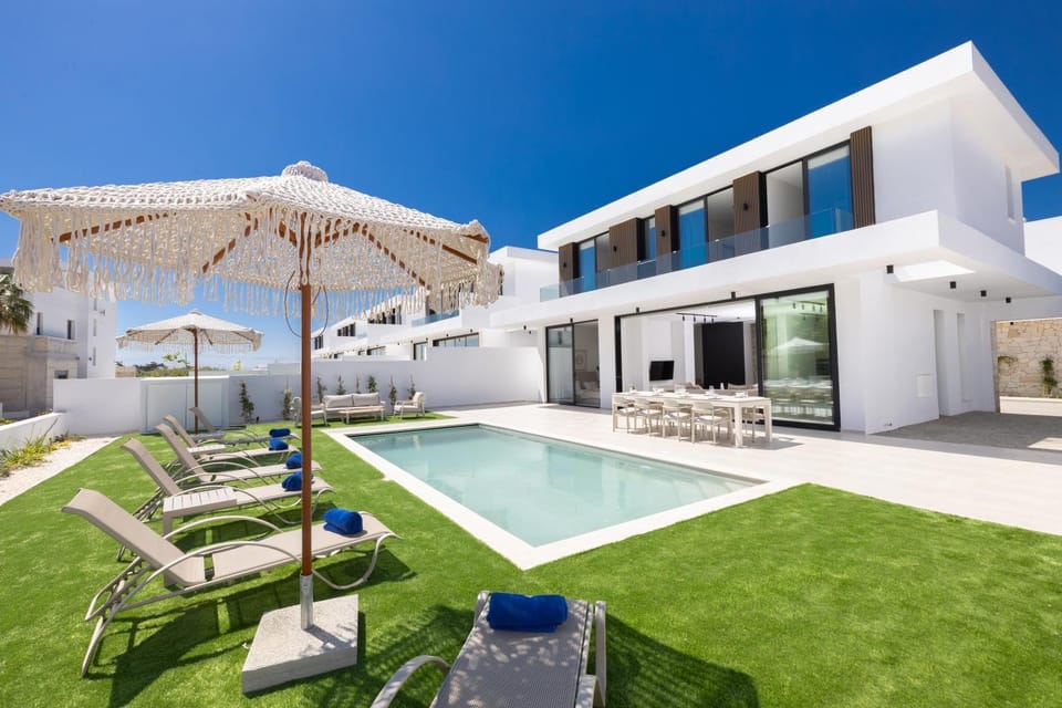 Property building, Garden, Seating area, Swimming pool, sunbed