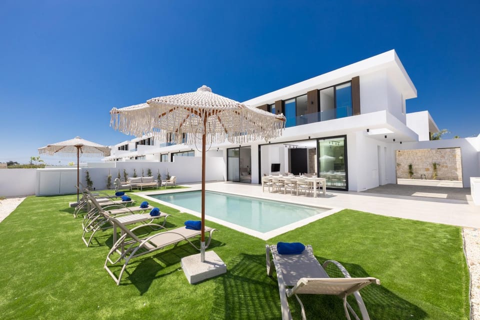 Property building, Garden, Seating area, Swimming pool, sunbed